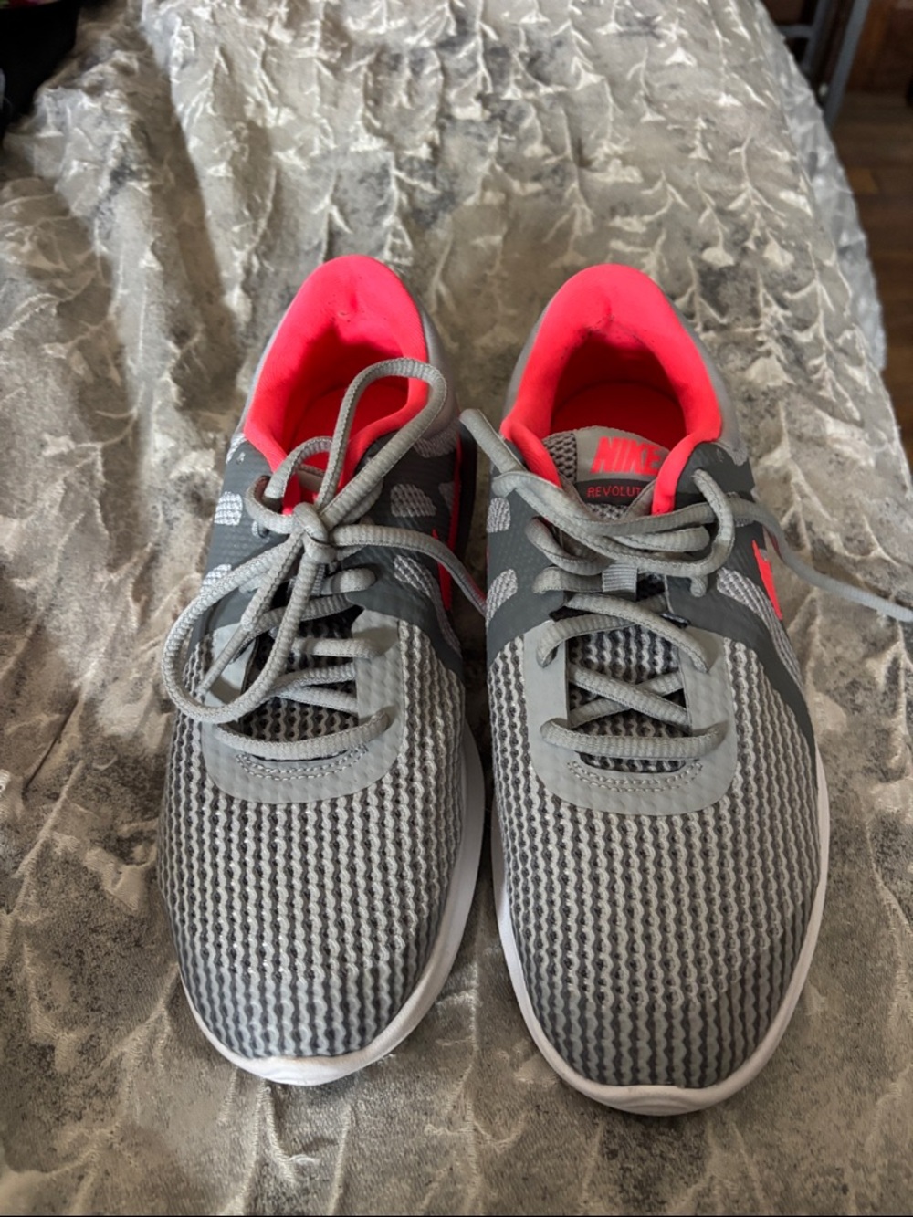 🛍Nike 6Y Sneakers. Only worn one time gray and fuchsia pink